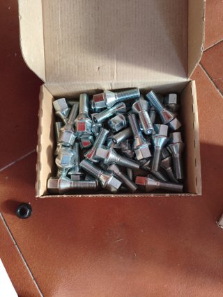 Tornillos de rueda de coche