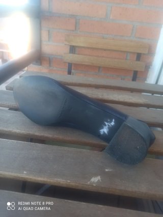 Zapatos de tacón bajo negros. Marca Zendra