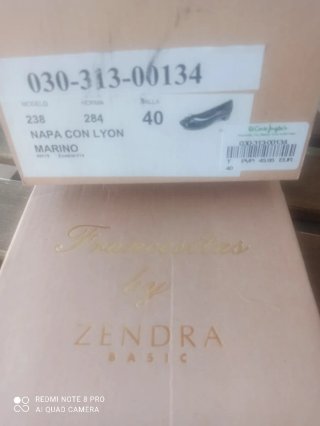 Zapatos de tacón bajo negros. Marca Zendra