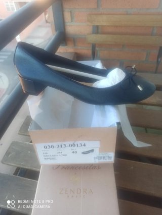 Zapatos de tacón bajo negros. Marca Zendra