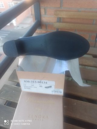 Zapatos de tacón bajo negros. Marca Zendra