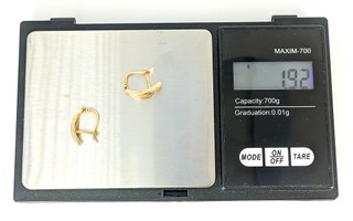 Pendiente de oro de 18k circonitas, 1.92 g.