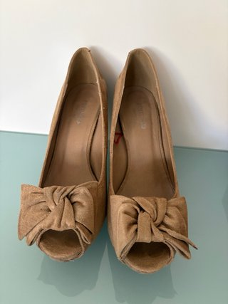 Zapatos tacón ante lazo peep toe beige