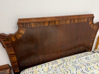 Cama antigua de madera – estilo clásico