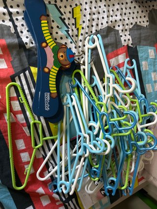 Lote de perchas infantiles30 de plastico 3 de made