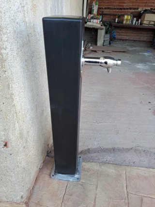 Fuente exterior negra y plateada