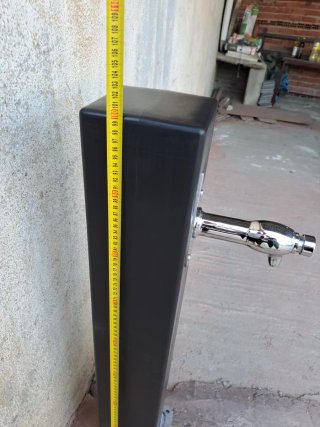 Fuente exterior negra y plateada