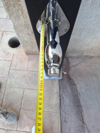 Fuente exterior negra y plateada