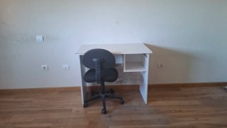 Armario con estantería Mesa y sillas Vitrina