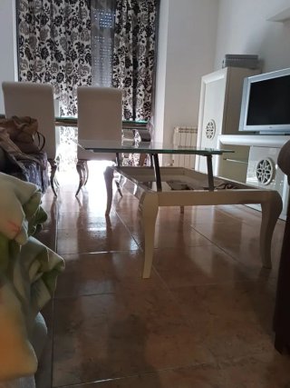Mesa de centro de cristal y madera