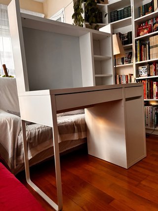Escritorio Blanco Ikea con Estantería