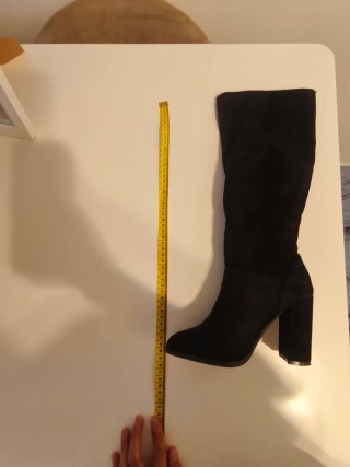 Botas altas ante tacón alto negras