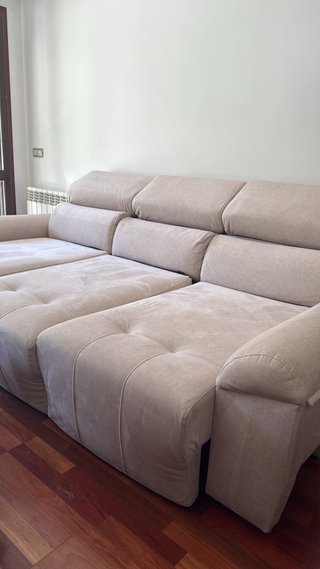 Sofá de tela beige