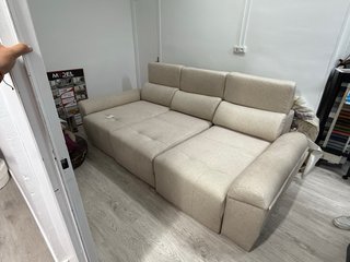 Sofá de tela beige