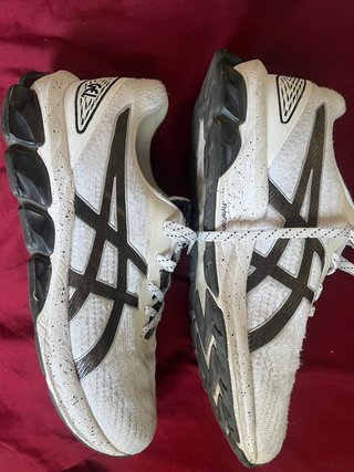 Zapatillas Asics Blancas y Negras