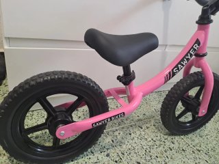 Bicicleta sin pedales Sawyer Bikes rosa.