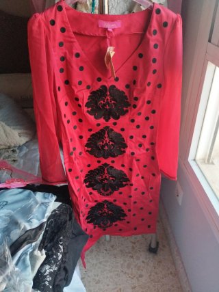 Vestido Rojo con Bordados Negros