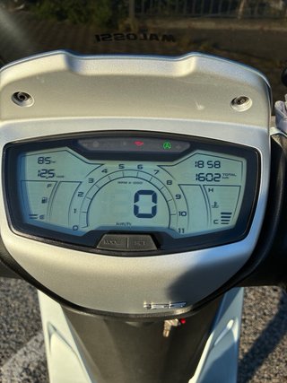 Scooter medley 125 (2026-1700km/pantalla gratis