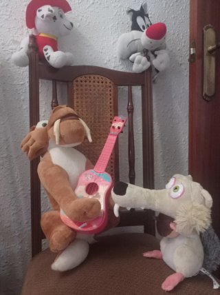 4 Peluches nuevos originales  y Guitarra Rosa