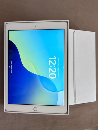 iPad 8ª Gen + Funda + Lápiz (Como Nuevo)