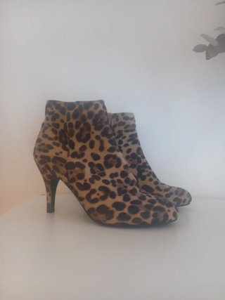Botas de tacón con estampado de leopardo