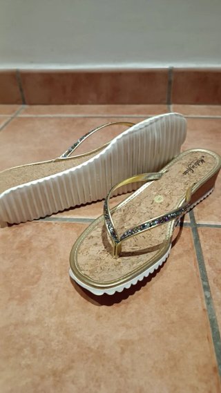 Chanclas de cuña doradas Made in Spain
