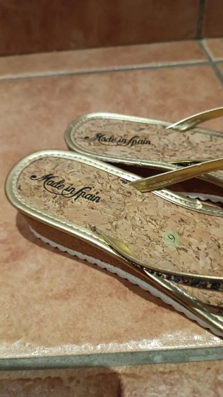Chanclas de cuña doradas Made in Spain