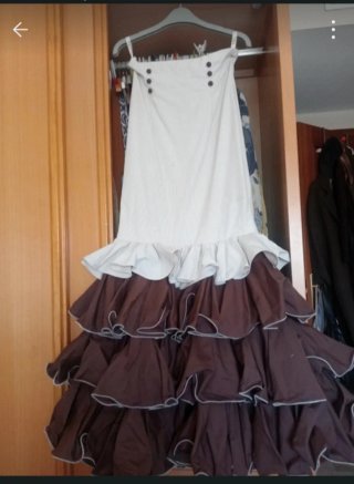 Traje de flamenca marrón y blanco, de Basi del Rio