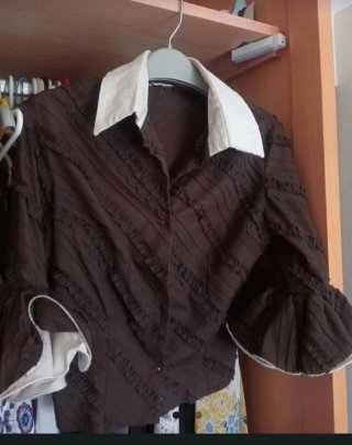 Traje de flamenca marrón y blanco, de Basi del Rio