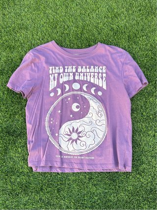 Camiseta Morada con Estampado