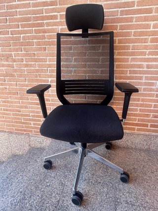 Silla de oficina ergonómica negra