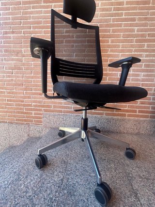 Silla de oficina ergonómica negra