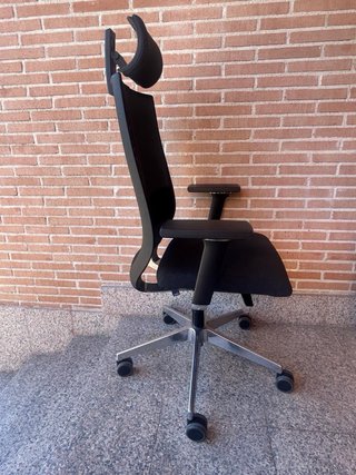 Silla de oficina ergonómica negra