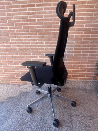 Silla de oficina ergonómica negra