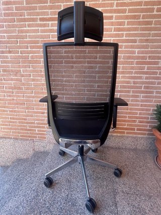 Silla de oficina ergonómica negra