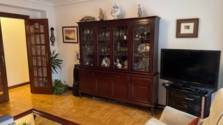 Mueble Vitrina de Madera con Puertas de Cristal