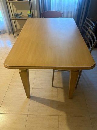 Mesa de comedor de madera