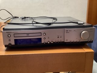 Amplificador Onkyo DR S2.0 con altavoces
