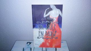 UN BAILE EN PARÍS . LIBRO