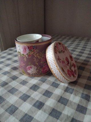 Taza con Motivos Florales.