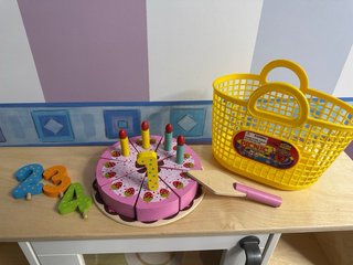 Carrito de juguete, comida y utensilios de cocina