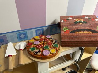 Carrito de juguete, comida y utensilios de cocina