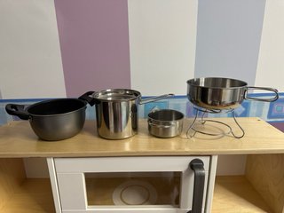Carrito de juguete, comida y utensilios de cocina