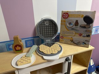 Carrito de juguete, comida y utensilios de cocina