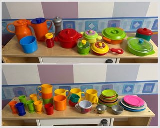 Carrito de juguete, comida y utensilios de cocina