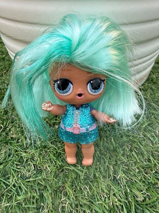 Muñeca LOL Surprise OMG pequeña con peluca