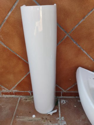 Lavabo con pie blanco y grifo