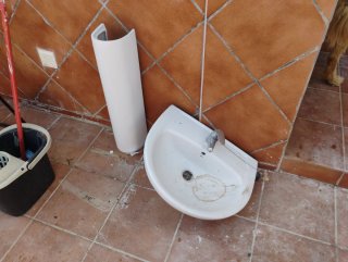 Lavabo con pie blanco y grifo