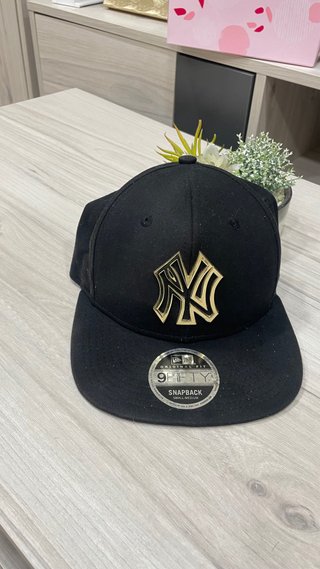 Gorra New Era 9Fifty Negra y Dorada