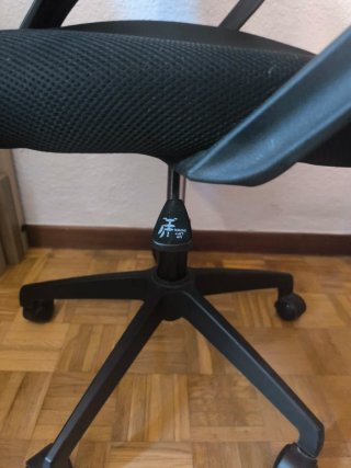 Silla de oficina regulable negra